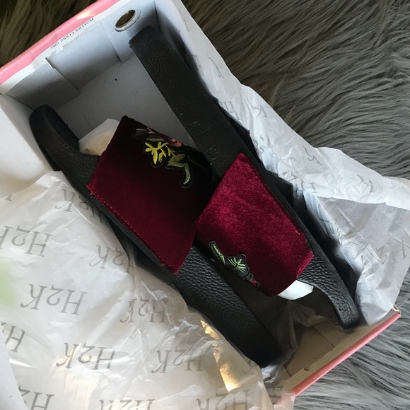 NWB 🌹 VELVET ROSE EMBROIDERED PATCH SLIDE - Picture 4 of 8